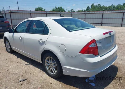 2012 Ford Fusion S z USA, uszkodzony, nr VIN 3FAHP0GA2CR138002